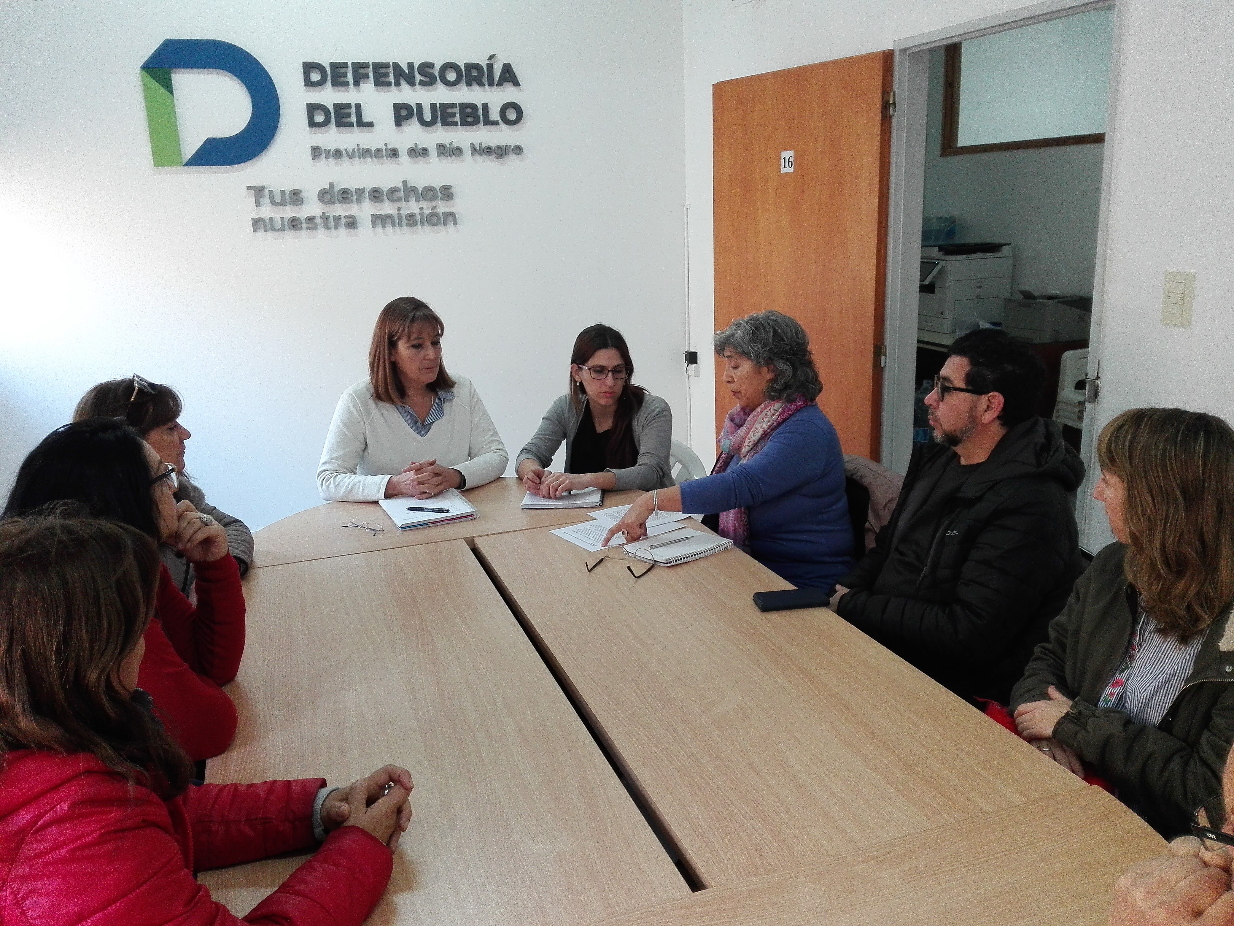 La defensora del pueblo recibió a integrantes de la Asociación Civil por el Patrimonio Rionegrino. Reclamaron por el estado del Archivo Histórico provincial.