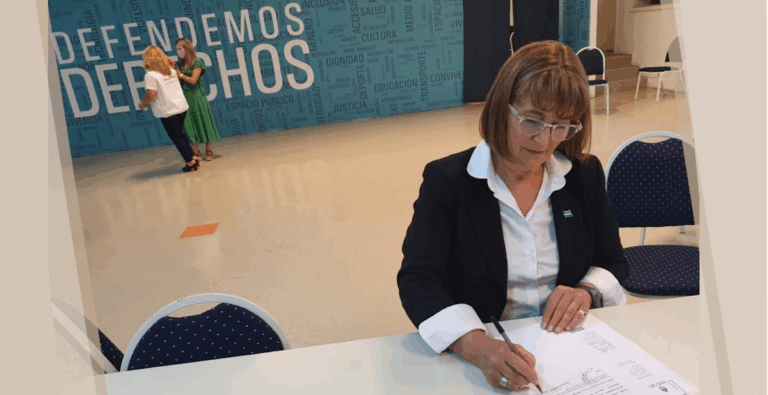 Defensora del pueblo firmando