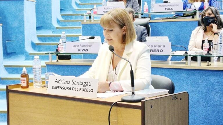 Adriana Santagati brindando discurso en la Legislatura