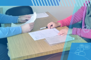 Manos y papeles sobre escritorio