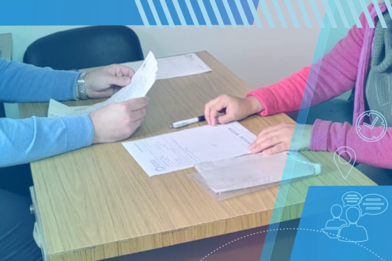 Manos y papeles sobre escritorio