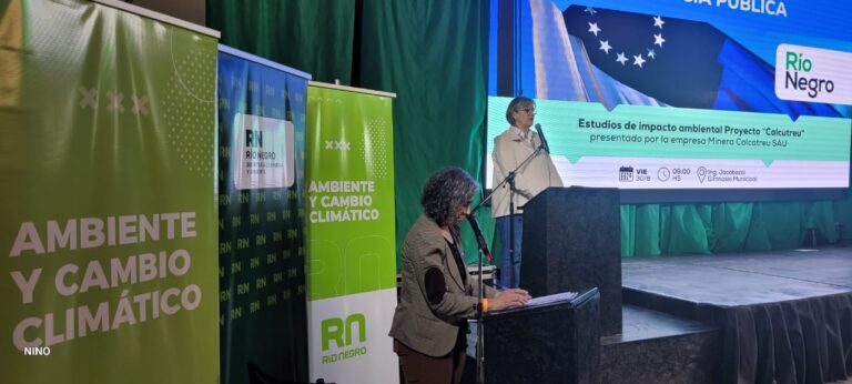 Adriana santagati brindando exposición.