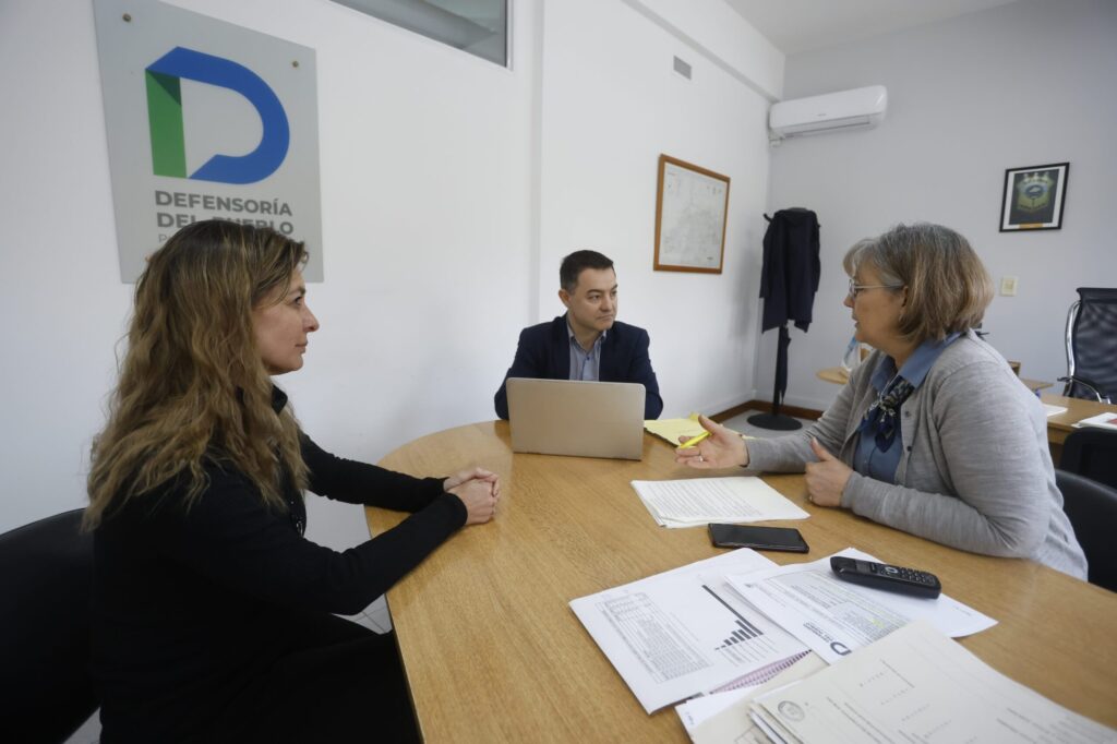 Santagati y una de sus asesoras reunida con el secretario Dumrauf