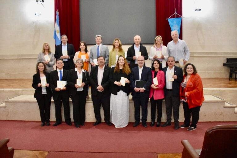 Defensores del pueblo de pie posando para la fotografia. Se observa a la Defensora del pueblo de rio negro.
