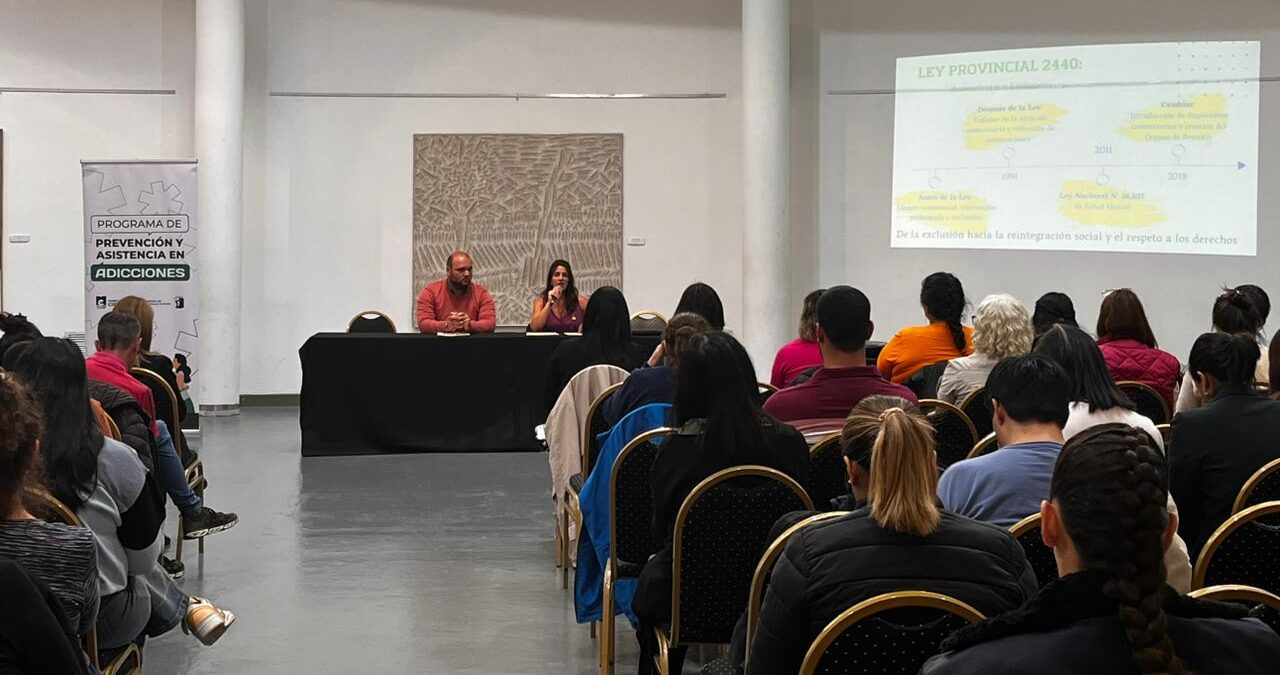 La Defensoría del Pueblo participó como disertante en el seminario “Hablemos de Salud Mental”