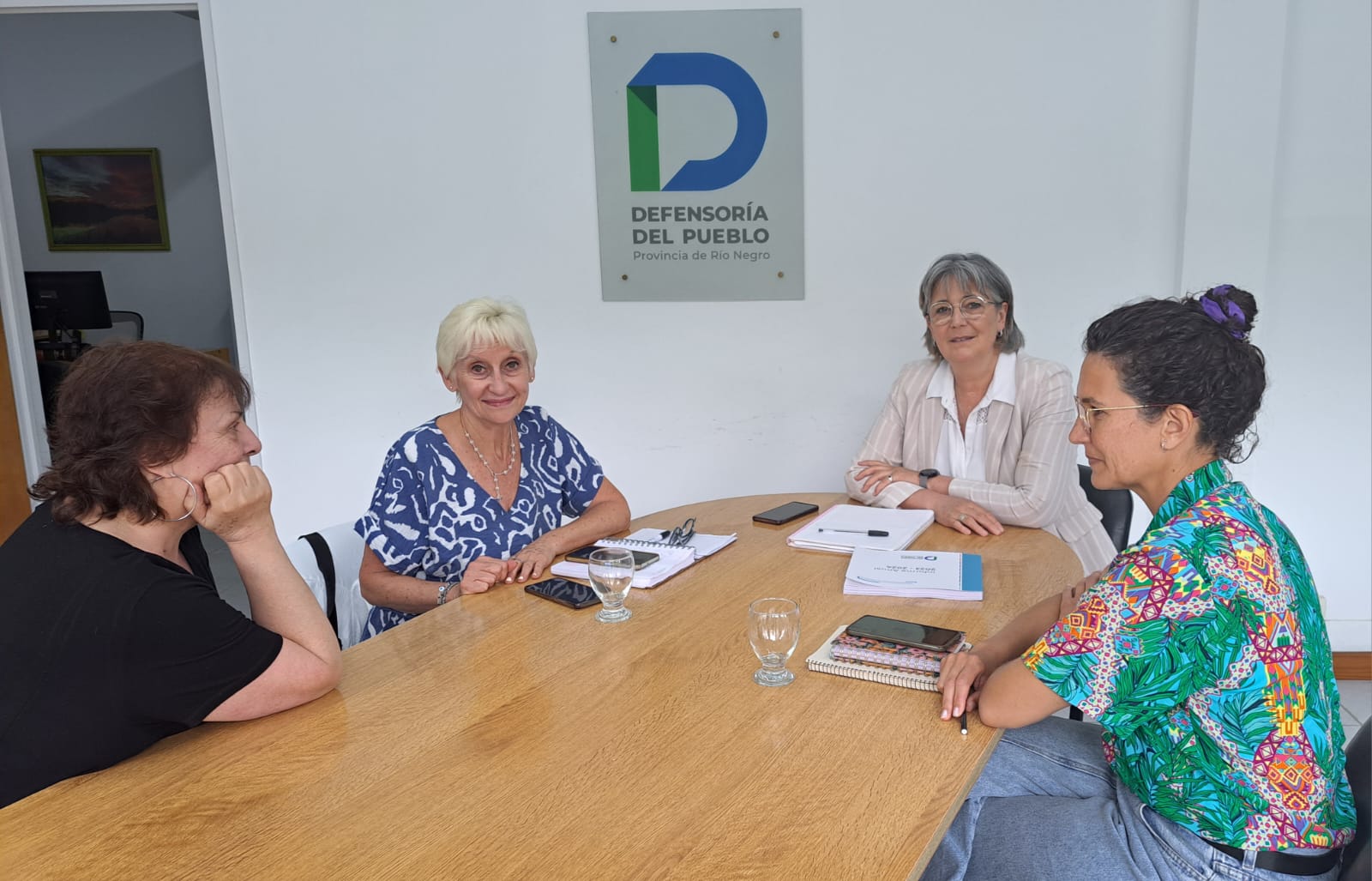 Reunión en la Defensoría del Pueblo sobre consumos problemáticos y su tratamiento integral con perspectiva de género.