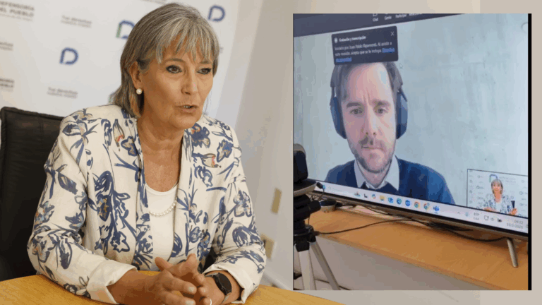 Adriana santagati conversando mediante una pantalla con el entrevistador