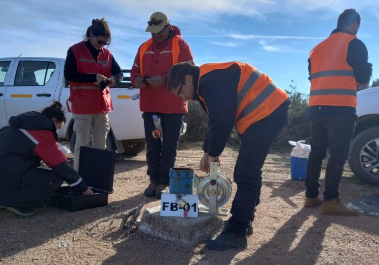 Personas realizando muestreo de aguas