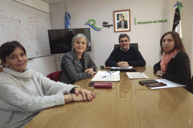 La defensora del Pueblo, Adriana Santagati, reunida con Demetrio Thalasselis.