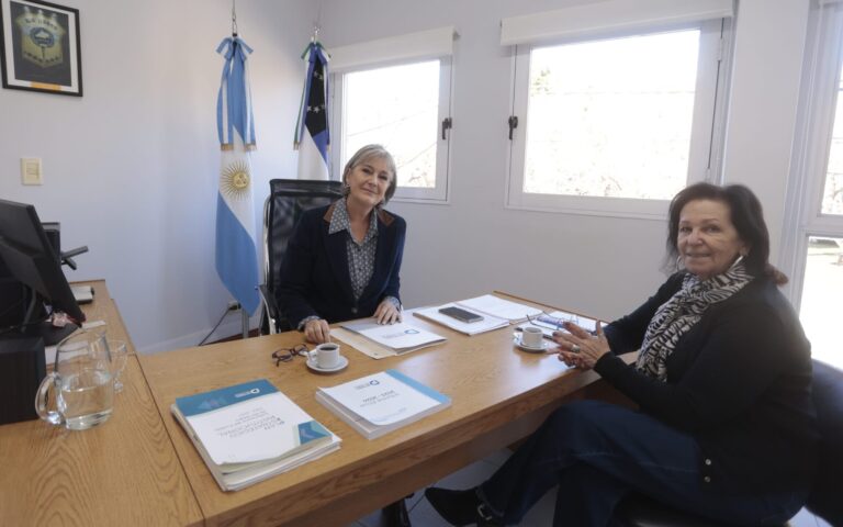La defensora Santagati en su despacho junto a la subsecretaria de Comisiones de Fomento, Sandra Recalt.
