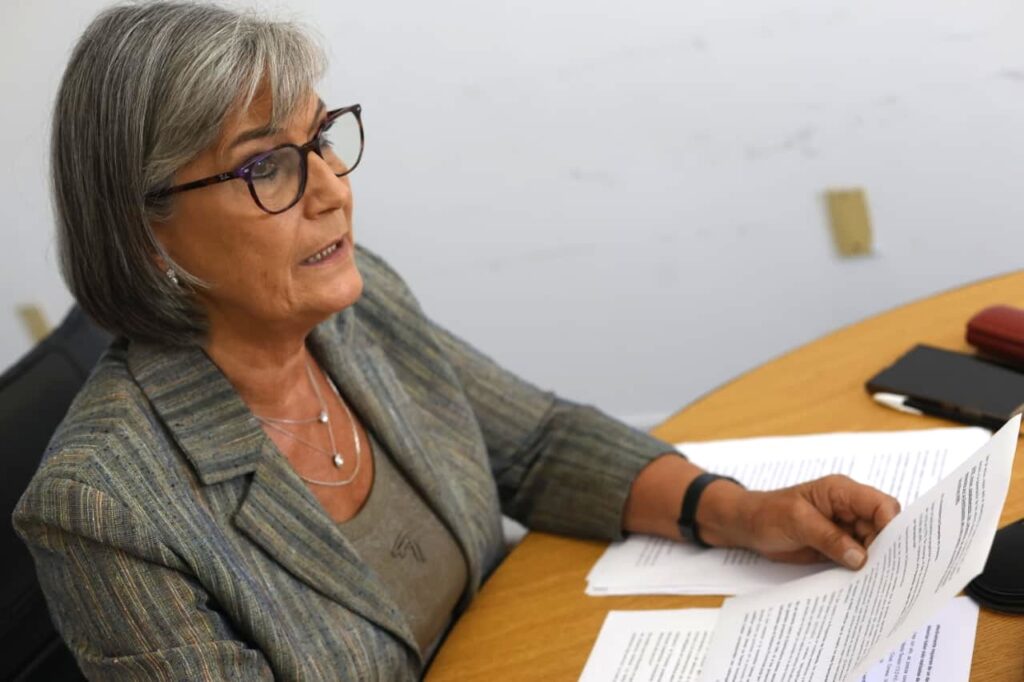 Defensora del Pueblo en la sala multimedios del organismo brinda su exposición