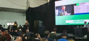 en la imagen se ve al defensora adjunto Alvaro Larreuy exponiendo ante un numeroso público, dentro del gimnasio municipal de San Antonio Oeste