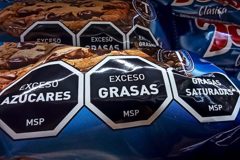 imagen con los logos de las etiquetas frontales en los productos. Indican exceso en azúcares, exceso en grasas, exceso en sodio