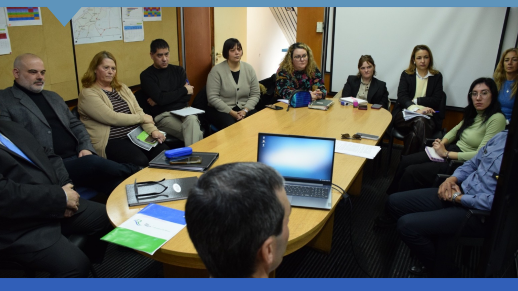Personas representantes de instituciones alrededor de una mesa