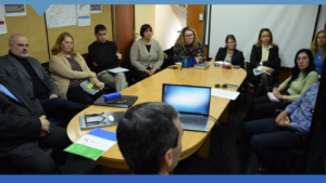 Personas representantes de instituciones alrededor de una mesa